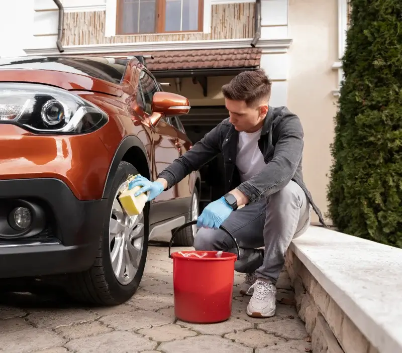 Lavage auto à domicile Montenay : professionnel intervenant sur un véhicule